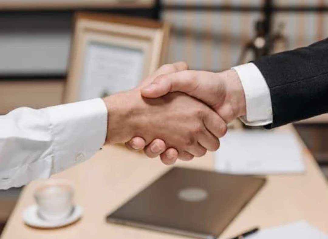 Jiří Lehečka podává ruku klientovi